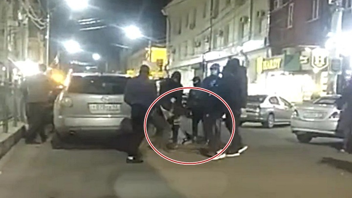 Полиция Краснодара начала проверку из-за видео драки на улице  Красноармейской - KP.RU