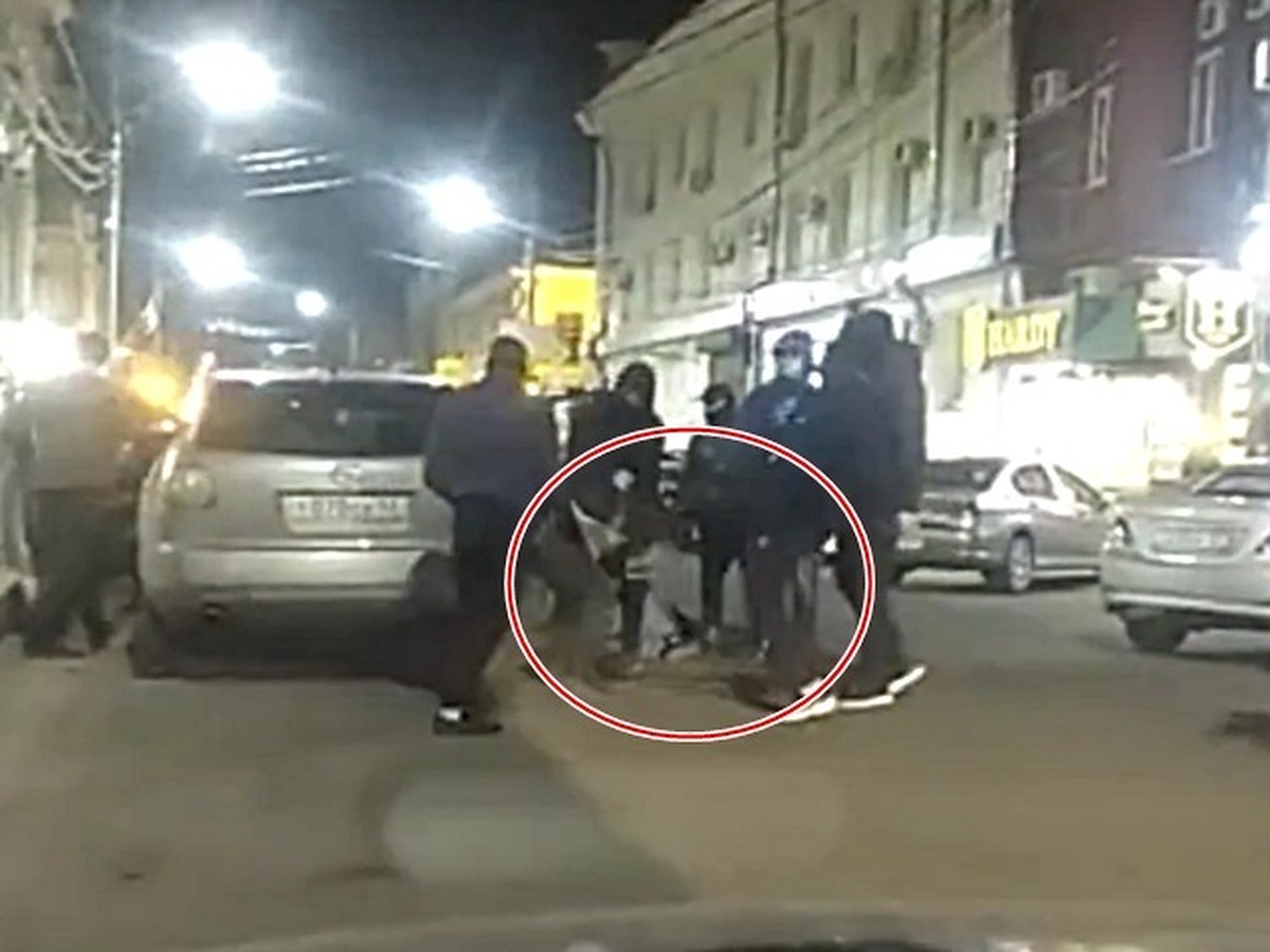 Полиция Краснодара начала проверку из-за видео драки на улице  Красноармейской - KP.RU