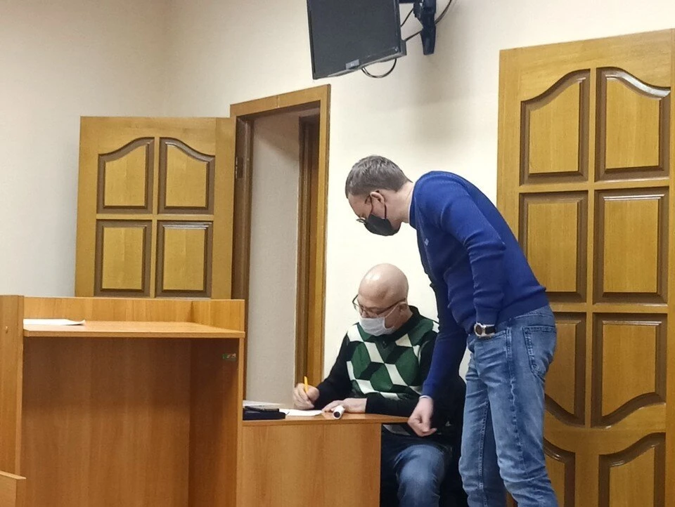 Ранее суд арестовал Вячеслава Хомских (на фото он запечатлен сидящим за столом) до 14 апреля