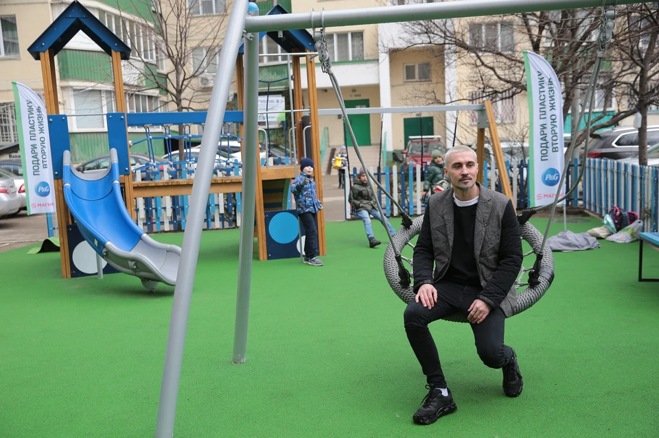 В Краснодаре Дима Билан открыл детскую площадку.