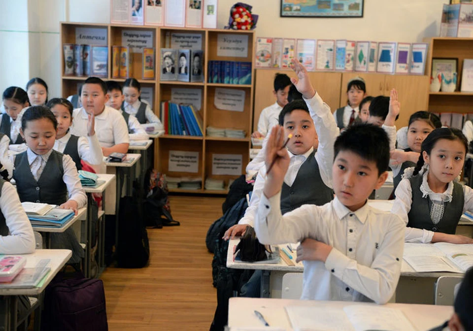 В школах Кыргызстана возобновляется учебный процесс в традиционном формате.