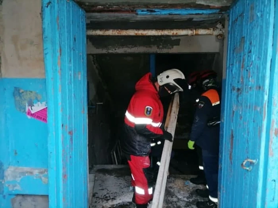 Спасатели работали на месте обрушения лестницы в подъезде в Заводском районе