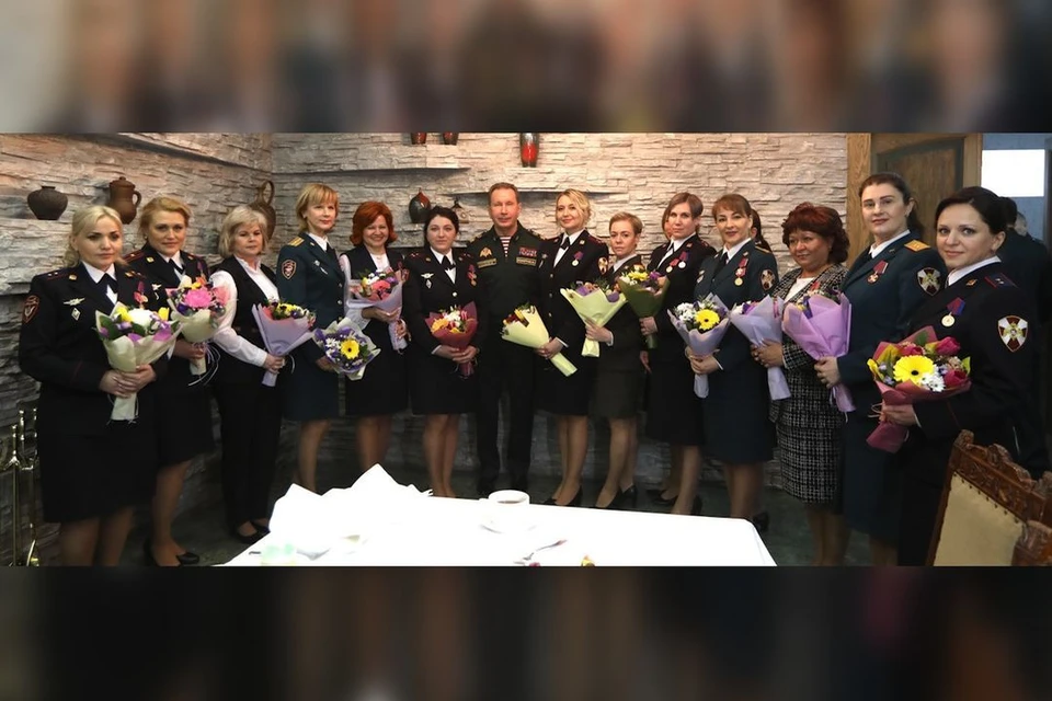 Генерал Золотов наградил новосибирских женщин. Фото предоставлено Управлением Росгвардии по Новосибирской области.