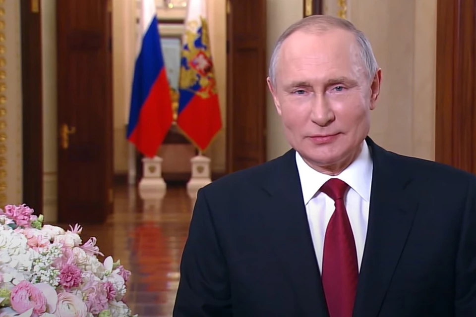 Владимир Путин поздравил россиянок с Международным женским днем.