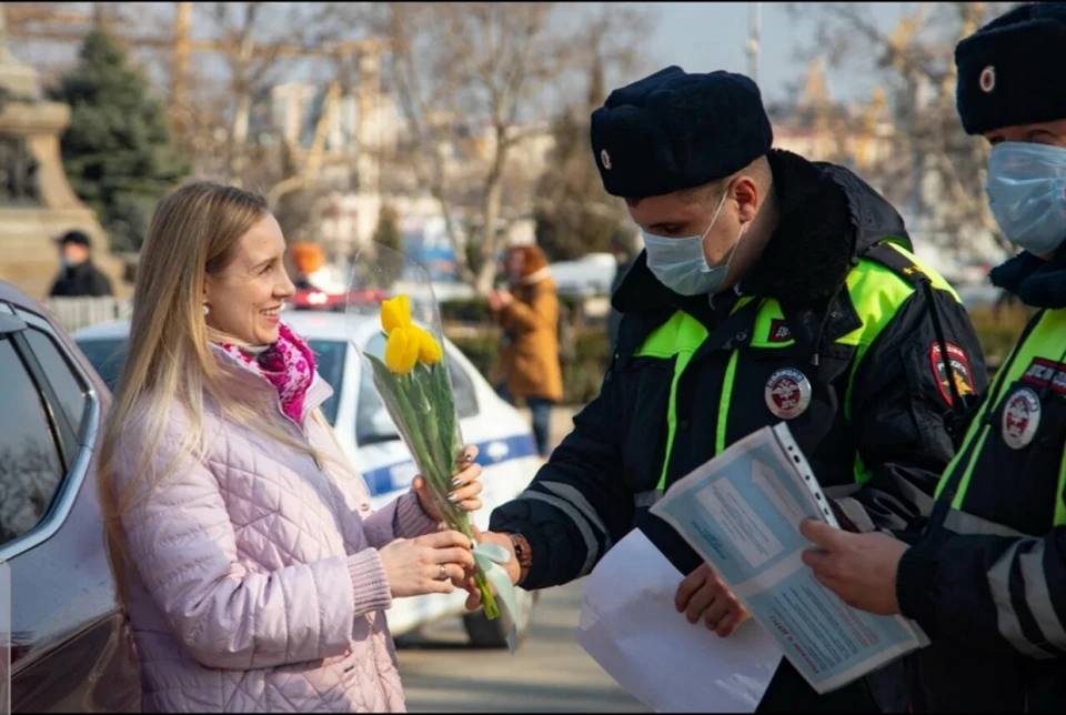 Проверка документов стала подходящим моментом для поздравлений. Фото: 92.мвд.рф