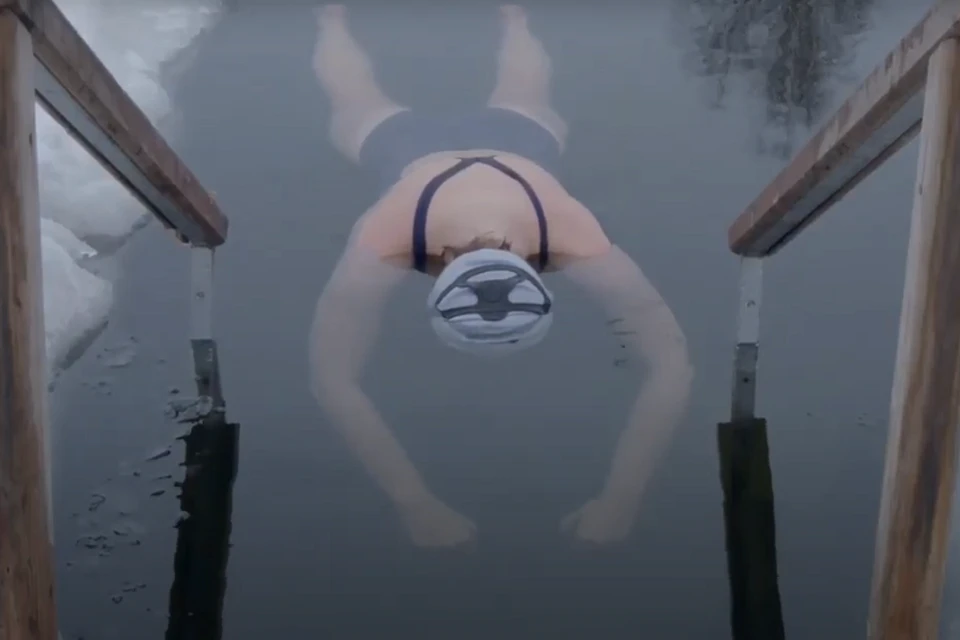 Мария Ольшевская пробыла в воде без дыхания 4 минуты 16 секунд.