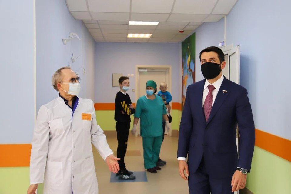 Депутат Госдумы Александр Прокопьев и главврач Зональной ЦРБ Виктор Басов в коридорах районной больницы. Фото: Сергей Кулыгин