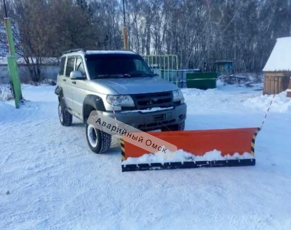 Омич решил сам почистить дорогу от снега.