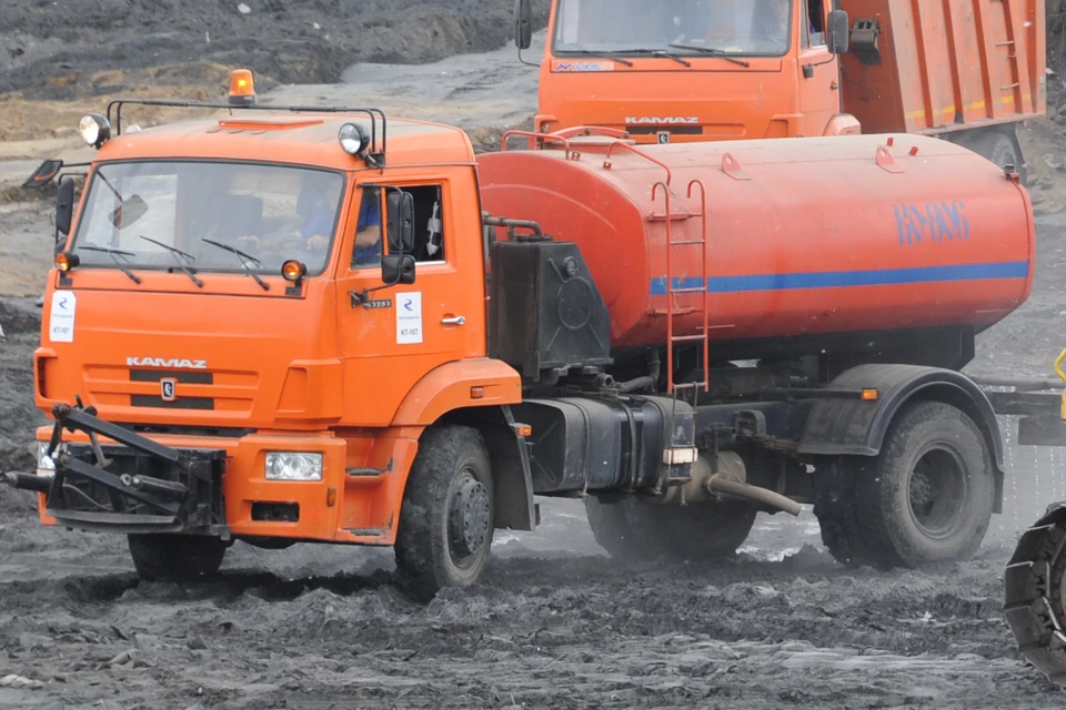 Сырую нефть перевозили в двух КамАЗах и одном МАНе