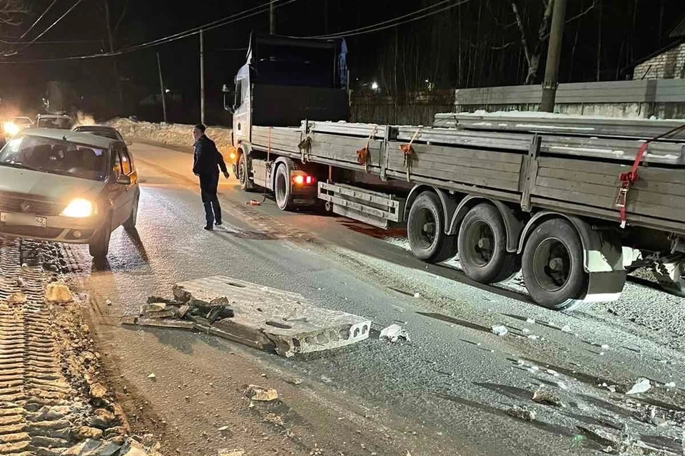 Во время движения по улице Промышленной из фуры на дорогу выпали бетонные блоки. Фото: «ДТП | Аварии | Рязань».