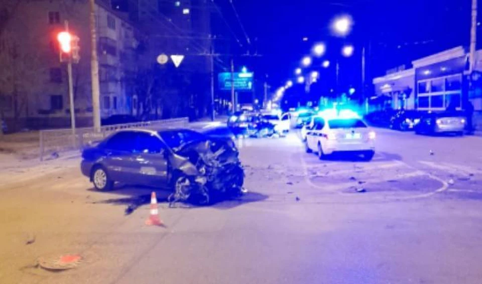 Одна из машин после столкновения отлетела в сторону.