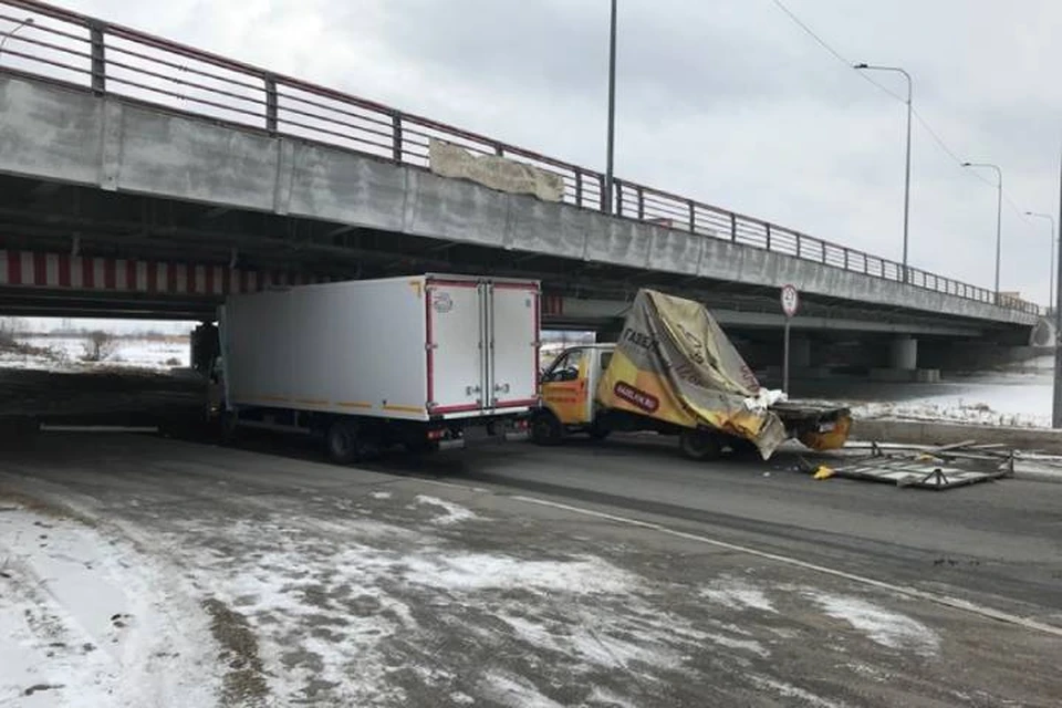 Два грузовика за час застряли под "Мостом глупости" в Петербурге