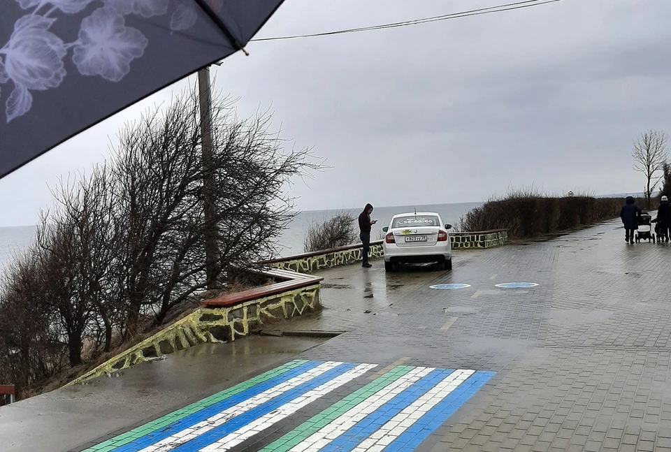 В Зеленоградске автомобилисты облюбовали под парковку пешеходный променад