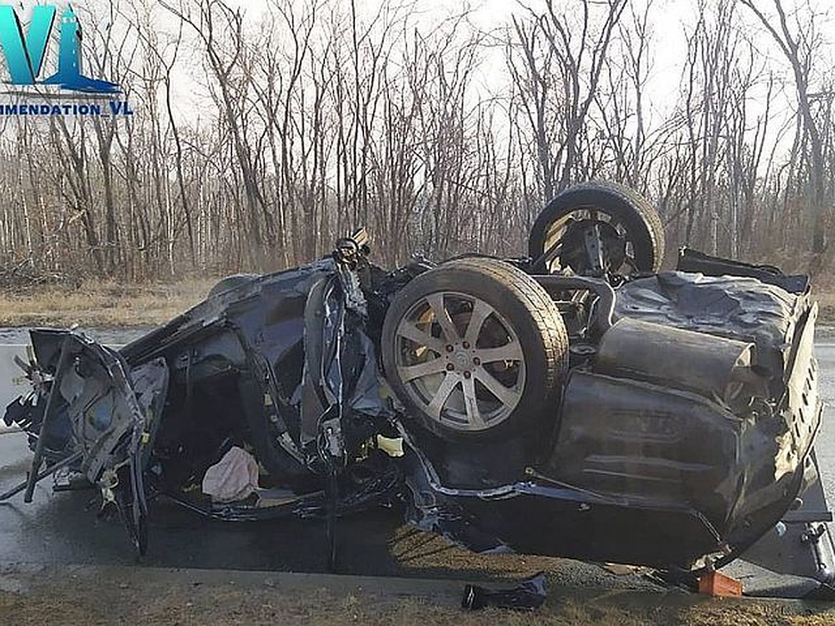 Водителя выкинуло из салона под колеса. Во Владивостоке машина врезалась в  фонарь и перевернулась, есть жертва - KP.RU