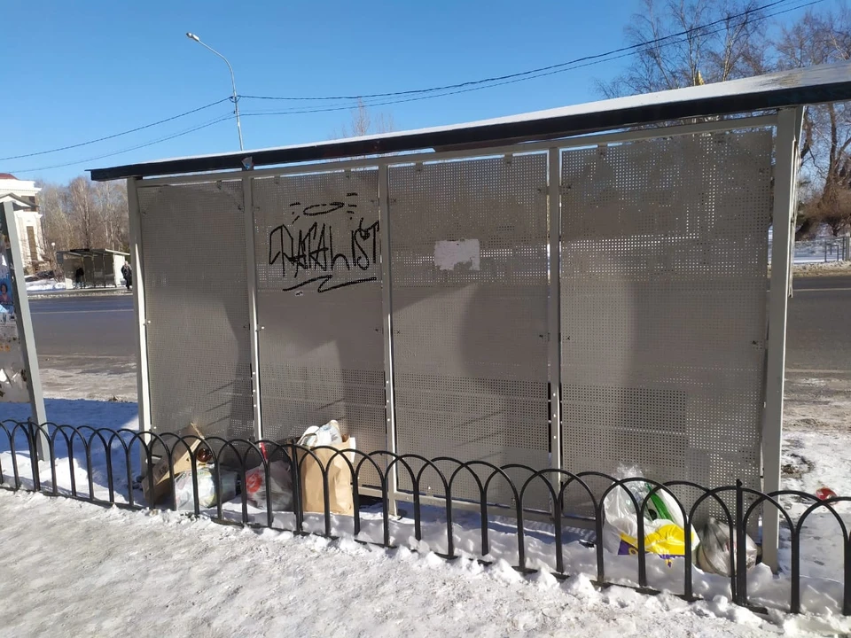 В центре города тюменцы закидали остановку мусором из-за отсутствия контейнера. Фото читателя "КП".