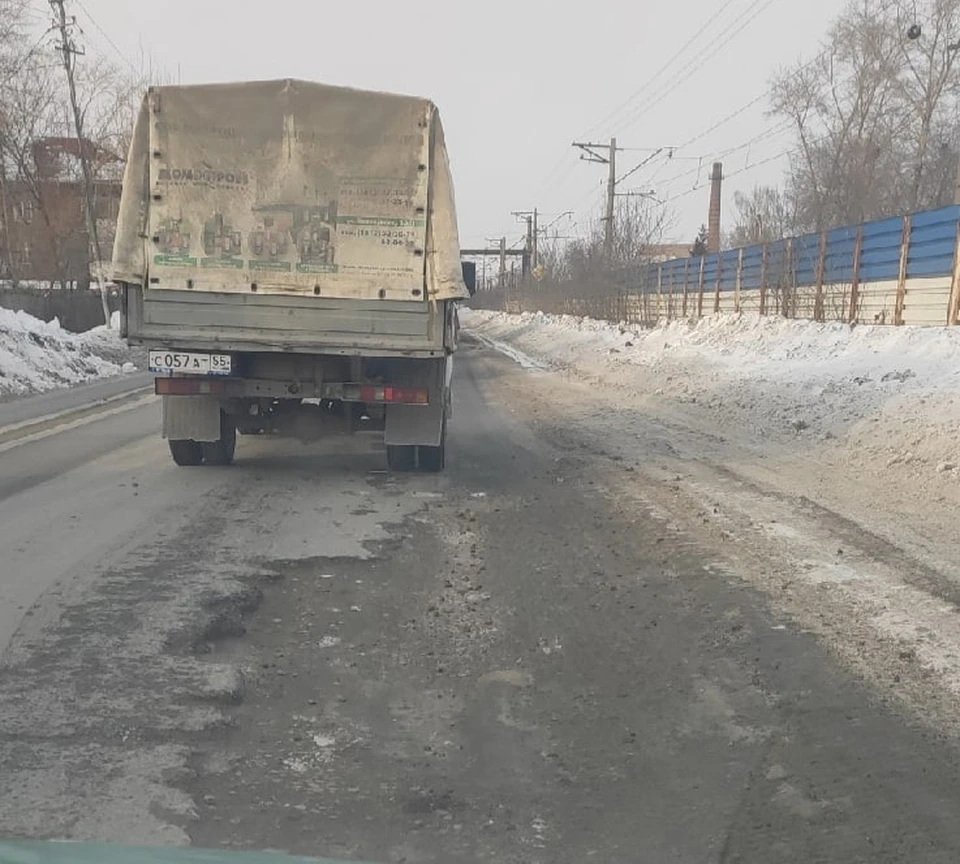 Выбоина занимает практически всю полосу, объехать ее можно только по встречке. Фото: «ЧП Омск»