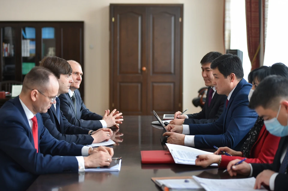 Премьер-министр Улукбек Марипов и министр просвещения России Сергей Кравцов договорились о развитии сотрудничества в сфере образования.