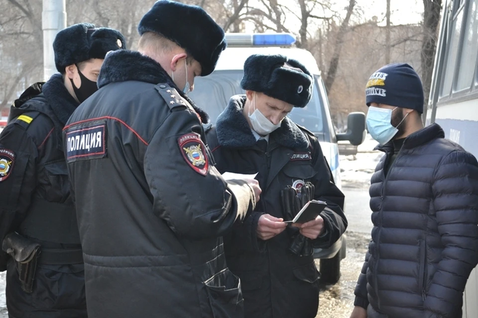 Полиция возбудила. Рейд полиции. Полиции базаре. Рейды по мигрантам 2021. Рейд по мигрантам в Москве.