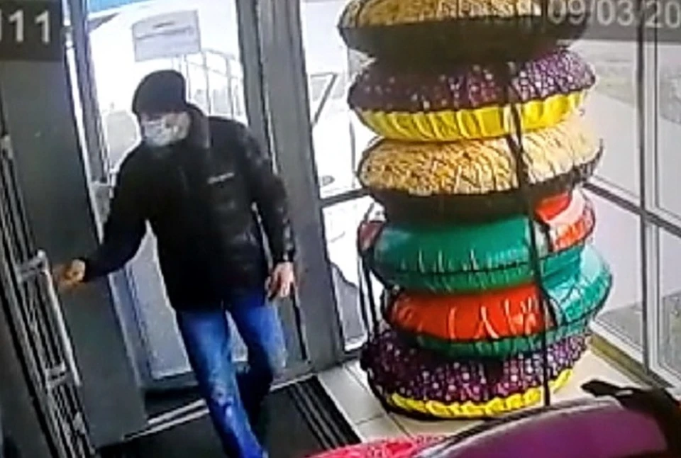 Полиция просит опознать братчанина, расплатившегося чужой картой за продукты и одежду