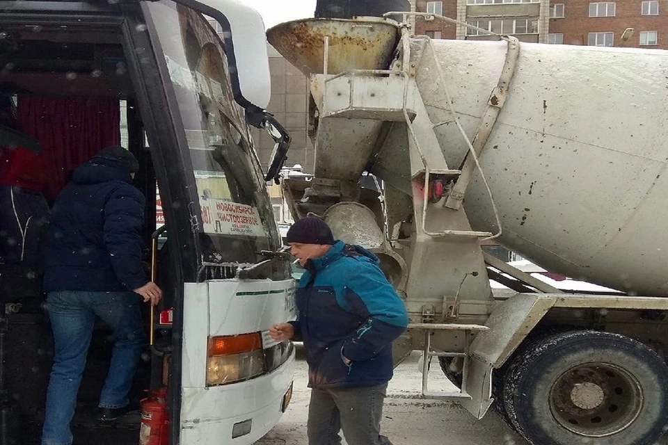 Автобус врезался в бетономешалку в Новосибирске. Фото: "АСТ - 54".