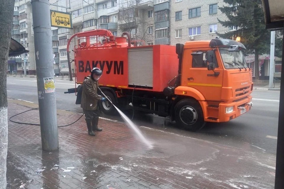 По обезлюдевшим улицам ездили поливальные машины.