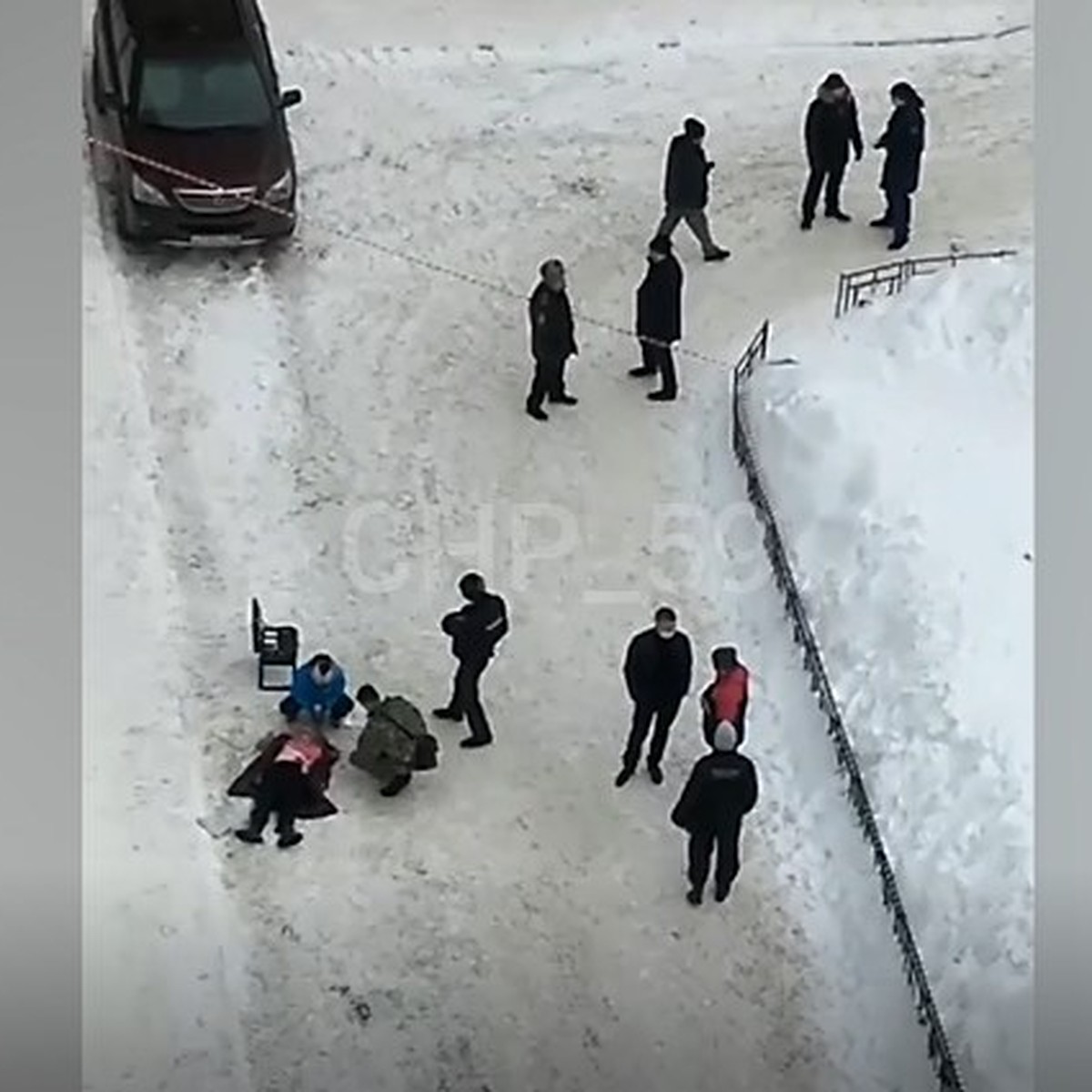 Видео с места, где женщину убило упавшим снегом в Перми - KP.RU