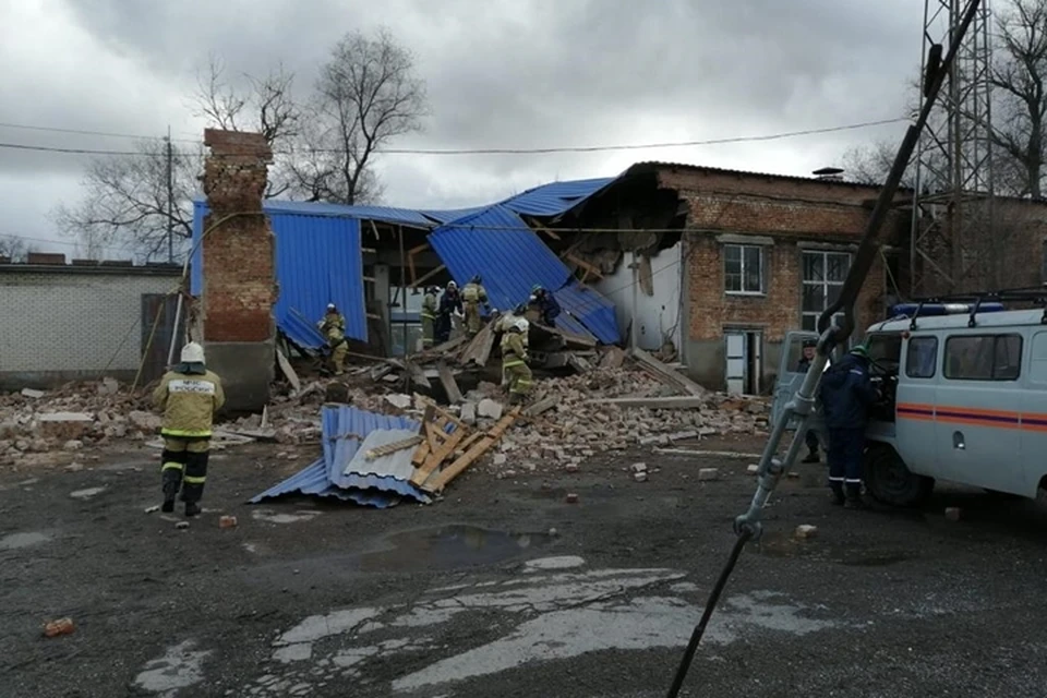 Под завалами могут оставаться люди. Фото: ГУ МЧС РО.