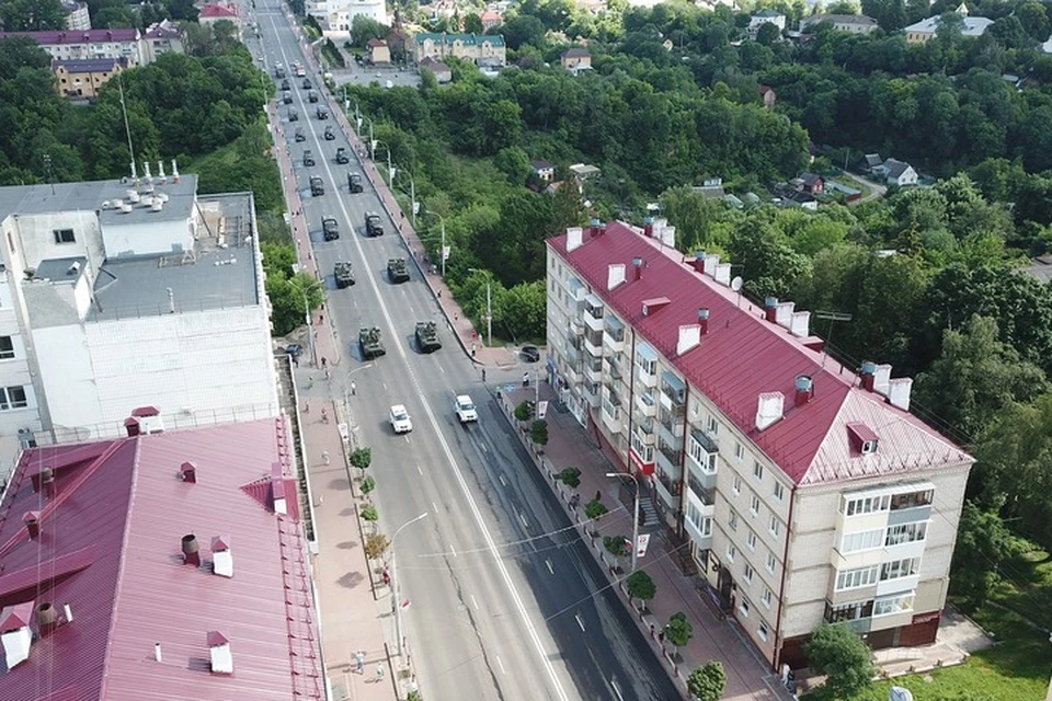 С приходом лета рост заболеваемости несколько снизился. Это позволило снять некоторые коронавирусные ограничения.