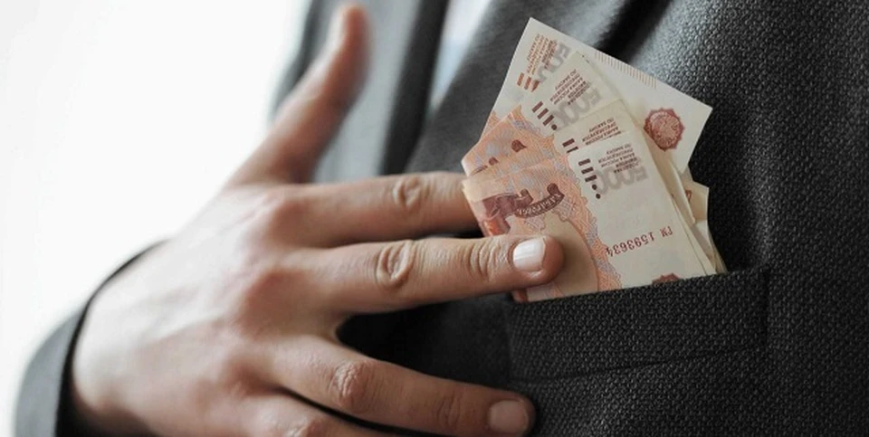 С ноября 2015 года по апрель 2016 года подсудимые - руководители сельскохозяйственных предприятий - заключили между собой фиктивные договоры на поставки семян, которые не исполнялись.