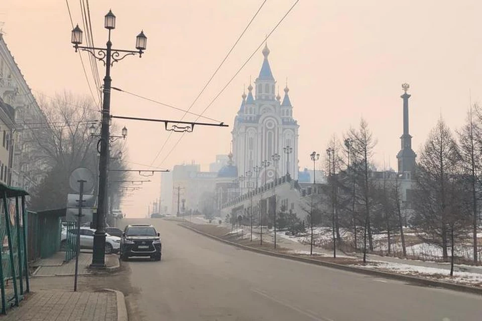 Хабаровск задыхается регулярно: город окутывает желтоватый смог, дышать на улицах становится невозможно, самочувствие ухудшается