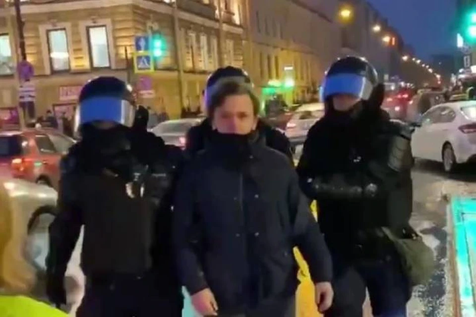 Личность силовика, ударившего Юдину ногой в живот на акции 23 января в Петербурге, не установлена