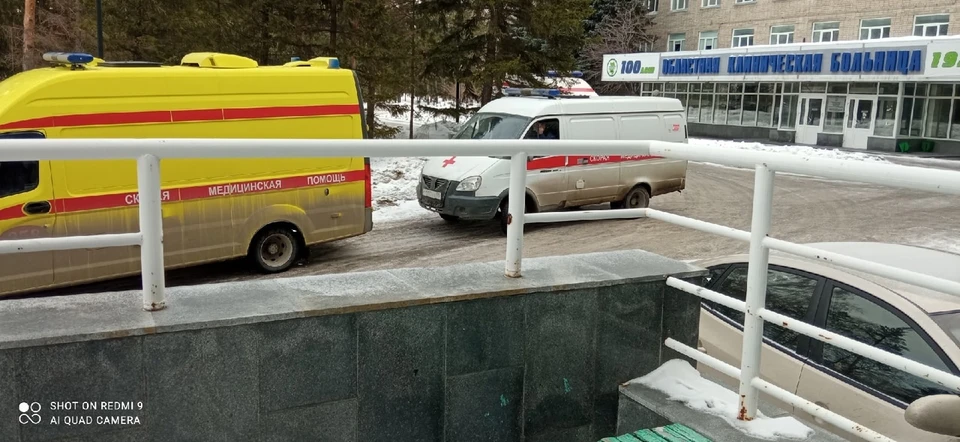 В омской больнице в одной очереди встретились обычные пациенты и поступившие по скорой.