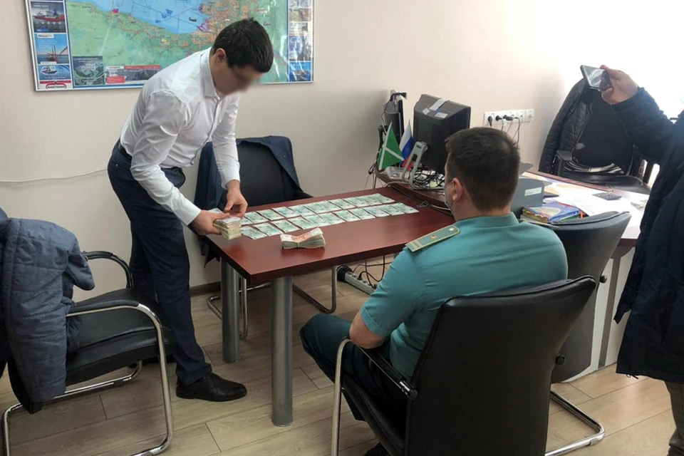 Взятку в 881 тысячу рублей взял начальник таможенного поста. Фото: СЗТУ.