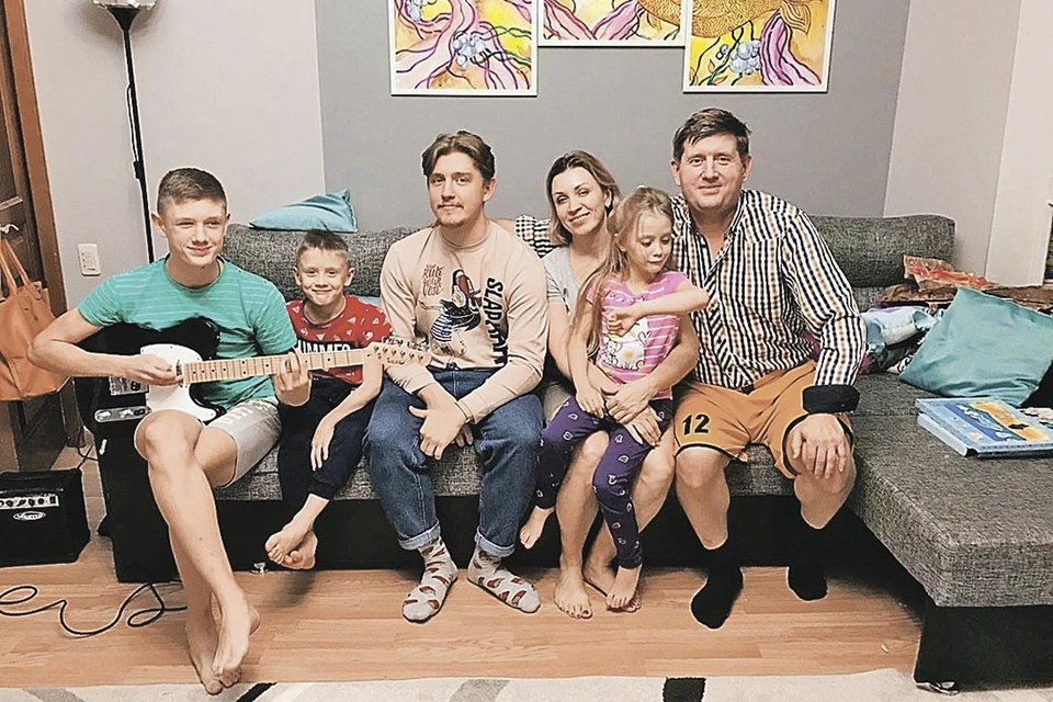 Вся семья Бородиных незадолго до трагедии. Вячеслав (справа) был примерным и любящим отцом четверых детей...