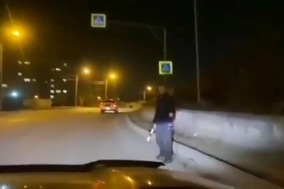 Мужчина с полицейским жезлом пытался останавливать машины во Владивостоке. Скриншот видео: instagram.com/primorye_online