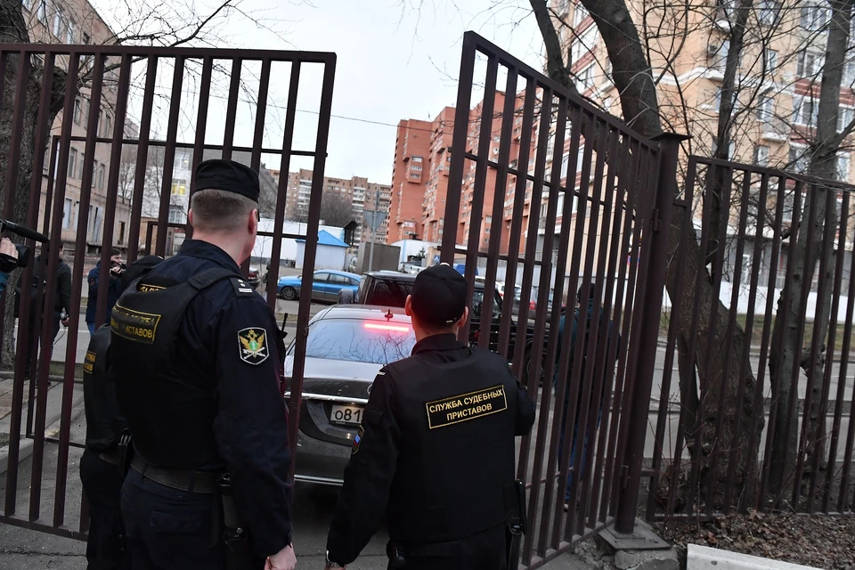 Мужчина до последнего не хотел отдавать свою машину и убеждал приставов, что она в ремонте