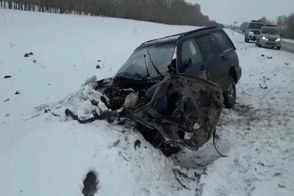 В Черепановском районе Новосибирска грузовик смял кроссовер. Погибли двое мужчин. Фото: ГИБДД по НСО.