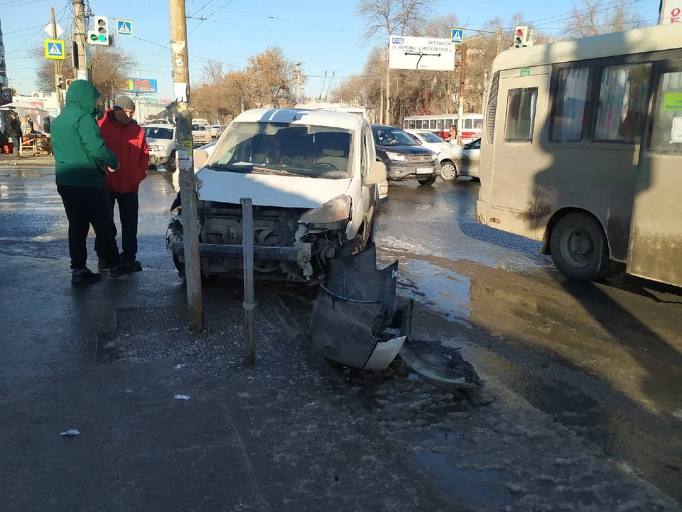 Авария произошла на пересечении улиц Булкина и Антонова-Овсеенко