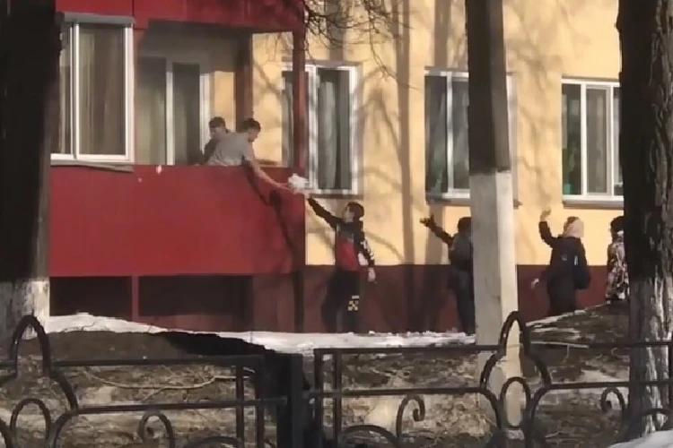 «Спасибо родителям за воспитание»: в Татарстане подростки во время занятий спортом смогли потушить горящий балкон снегом