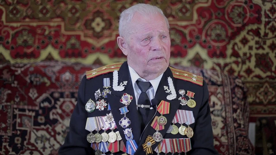 После окончания юридического факультета Военно-политической академии в 1957 году Леонид Чернов служил в военной прокуратуре в разных уголках СССР