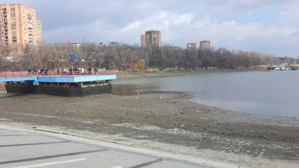 Из-за повреждения одной из задвижек дамбы водоем почти обмелел.