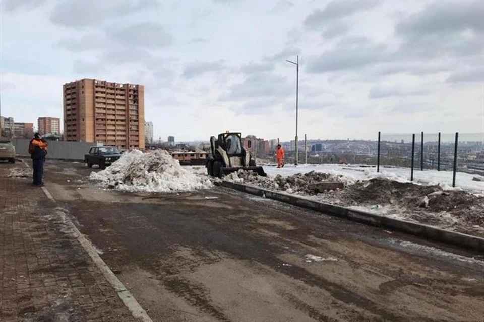Замглавы Красноярска проверил сползающий склон высотки на улице 2-й Огородной. Фото: администрация города