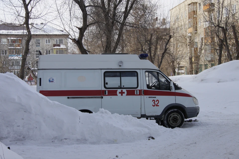 Молодого человека увезли на скорой.