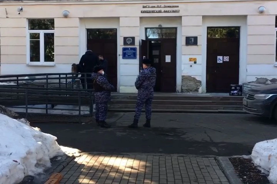 Во дворе юридического факультета Демидовского университета на студента напали с ножом. На месте работают сотрудники полиции. Фото: Скриншот из видео
