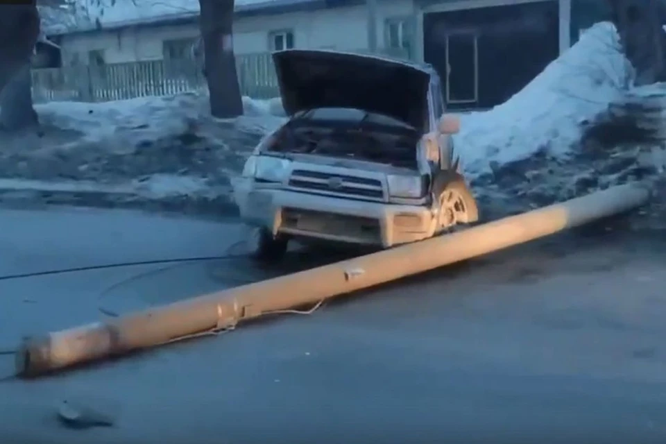 В Новосибирске внедорожник врезался в опору линии электропередач: столб упал прямо на дорогу.