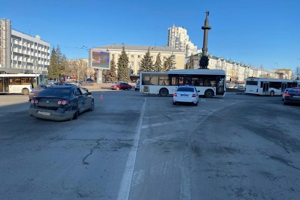 В Липецке на площади Плеханова столкнулись автобус и "Фольксваген"