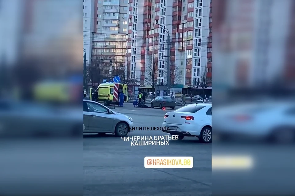 На место ДТп приехал реанимобиль. Фото: instagram.com/crashautochel/