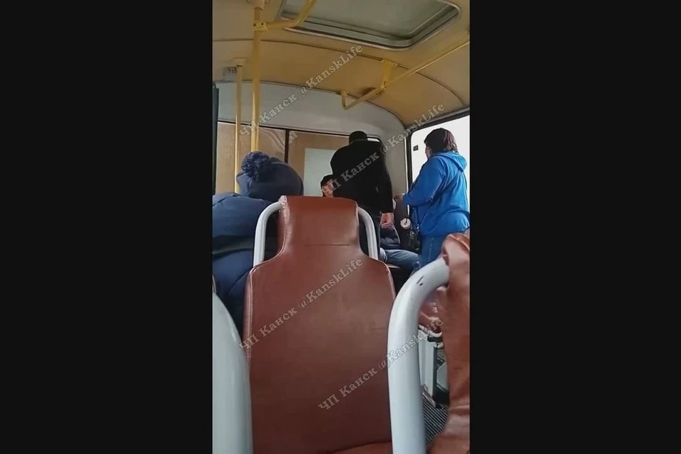 В Канске пьяные пассажиры подрались с водителем. Стоп-кадр видео