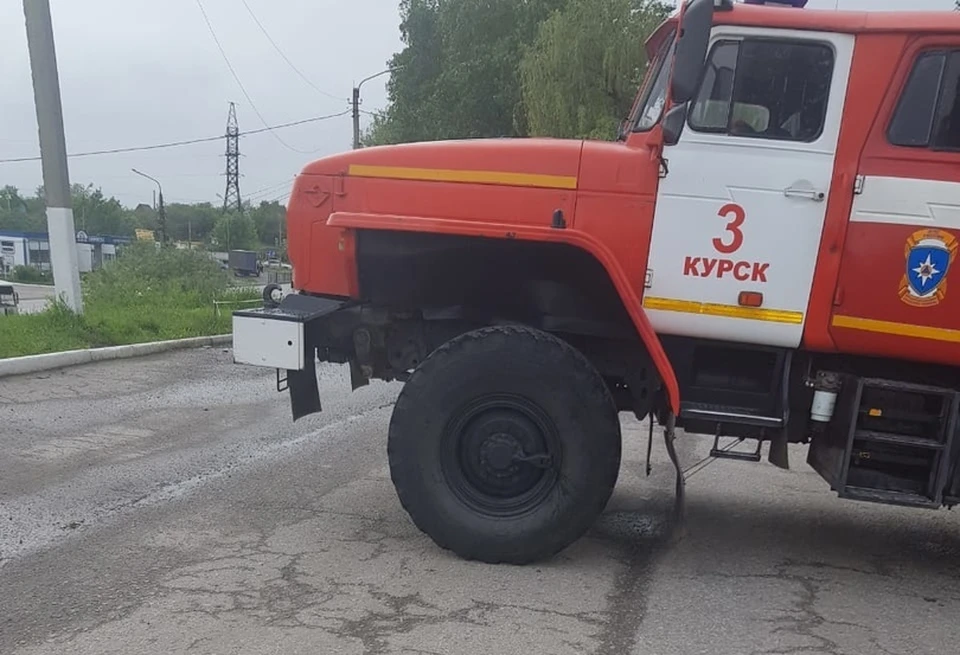 Огонь повредил две машины
