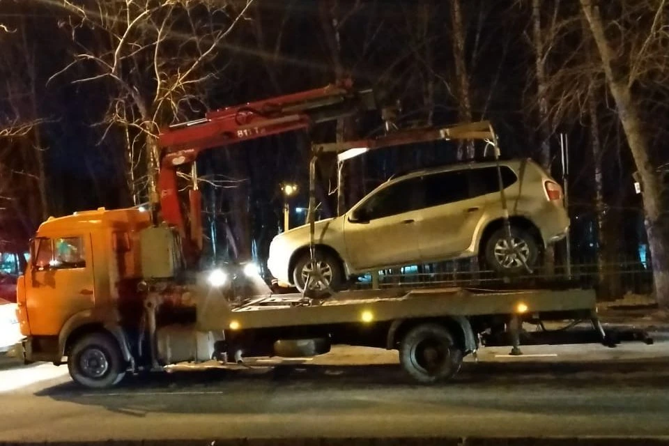 После ДТП машину увезли на эвакуаторе. Фото: читатель КП